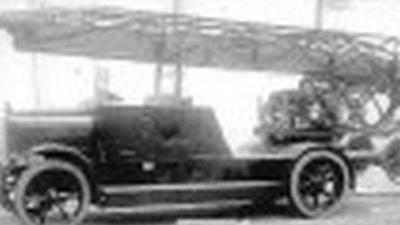 1917. Magirus-Drehleiter auf Adler Fahrgestell.